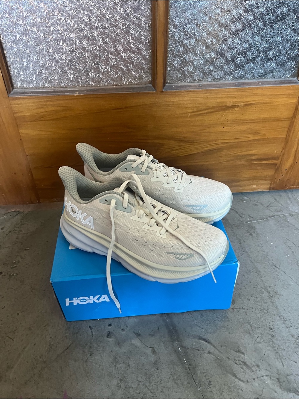 Hoka Clifton 9 running shoes- cream/grey